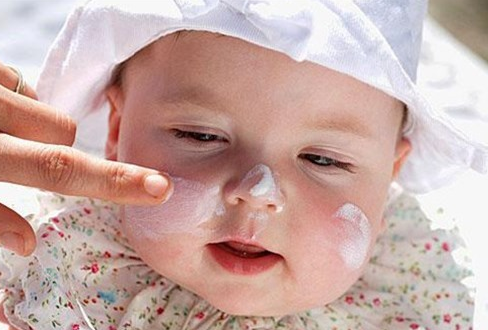 5 bài thuốc tự nhiên trị 'má nẻ cà chua' cho bé cực nhanh